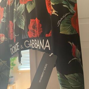 NEW WITH TAGS AUTHENTIC D+G FLORAL T NECK CROP